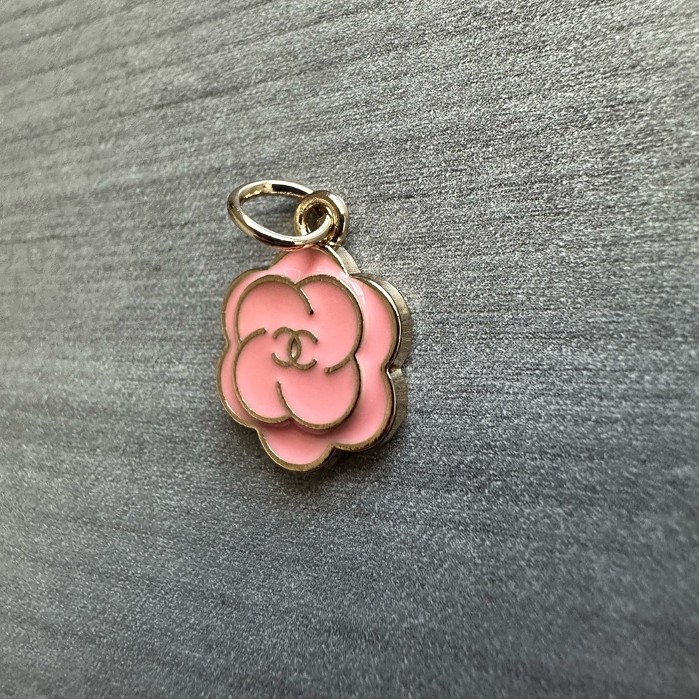 Rare Minu CC Luxury Gold Plated and Pink Enamel Flower  Pendent / Zipper Pull - Picture 4 of 7